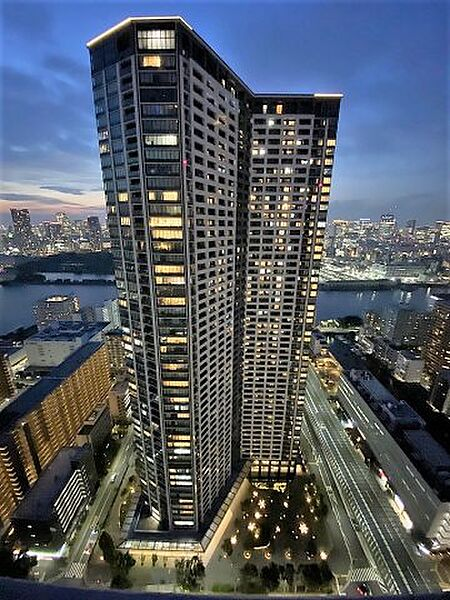 リビングより東京タワー・浜離宮を望む角部屋住戸