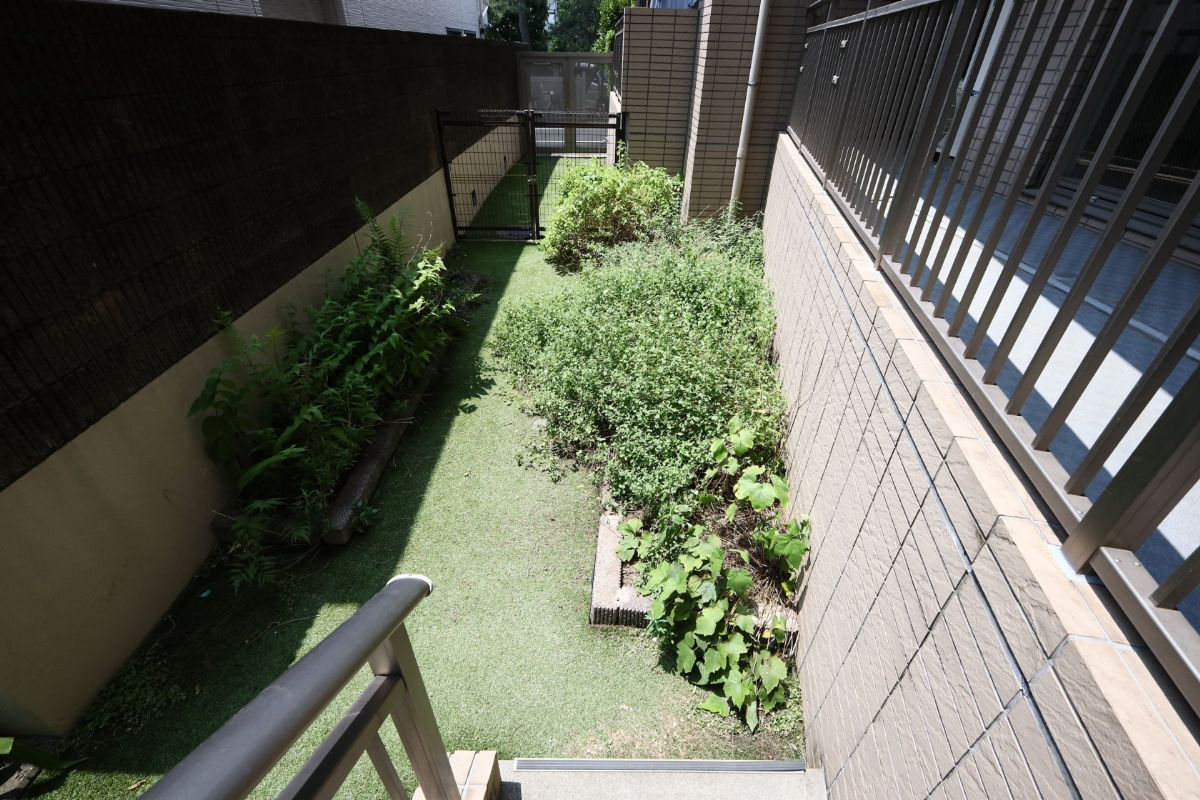 8月中に雑草の除去を行い、花壇内を綺麗な状態にいたします。